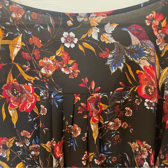 Short Sleeve V-Neck Floral Blouse - Picture 7 of 7